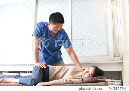 A man in a scrub who massages A man in a scrub who massages 94589764