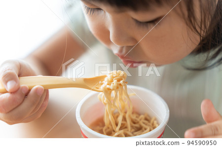 吃杯子拉麵的 4 歲兒童（膳食、糖果、保育、保育） 94590950