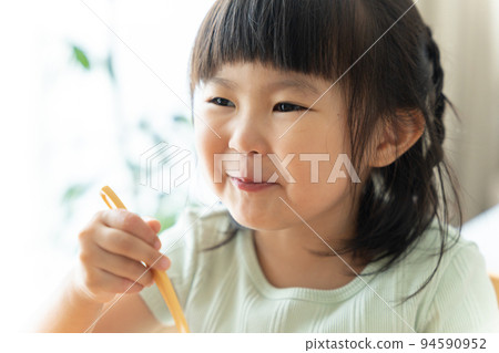 4-year-old child to eat (meals, sweets, childcare, childcare) 94590952