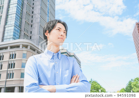 一個商人在辦公區雙臂交叉仰望天空 一個商人在辦公區雙臂交叉仰望天空 94591098
