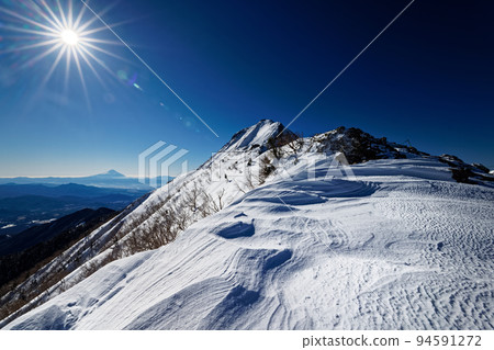 嚴冬的八嶽山脈、赤嶽山和富士山 94591272