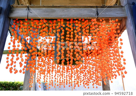 寺廟鐘和柿子百葉窗 94592718