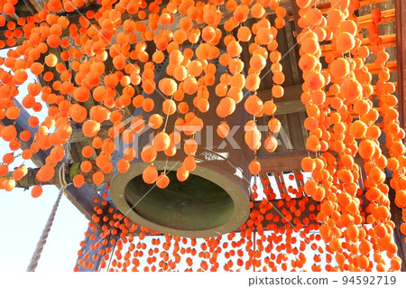 寺廟鐘和柿子百葉窗 94592719