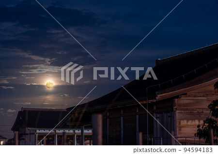 Meiwa Town, Mie Prefecture Mid-Autumn Moon rises beyond the restored Saiku Heian no Mori Meiwa Town, Mie Prefecture Mid-Autumn Moon rises beyond the restored Saiku Heian no Mori 94594183