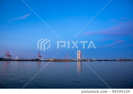 夏日早晨的四日市港和港口大樓 夏日早晨的四日市港和港口大樓 94594184
