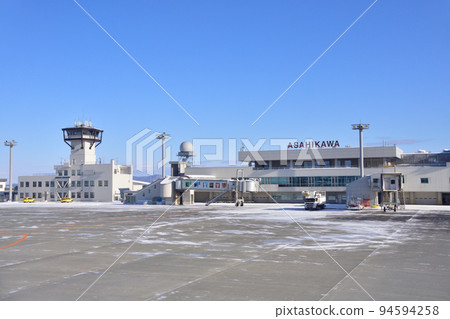 旭川機場在冬天和起飛後的鳥瞰圖 94594258