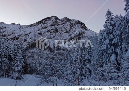 從苦行小屋附近看到的黎明時分的八嶽山和赤嶽山 94594440