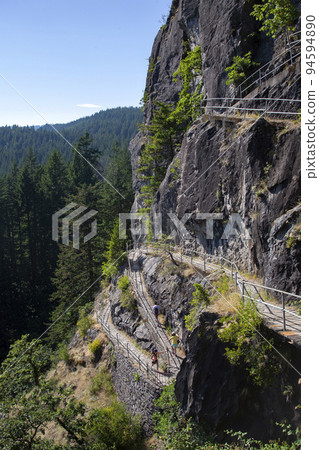 陡峭的山路 陡峭的山路 94594890