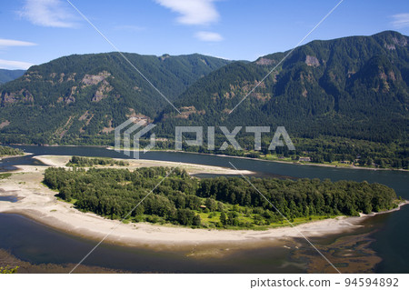 河流和山脈風景 河流和山脈風景 94594892