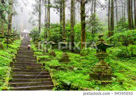 神秘的神社“通往正殿的道路周圍的能量點/風景”上色見熊野島神社（阿蘇郡高森町上色見） 94595050
