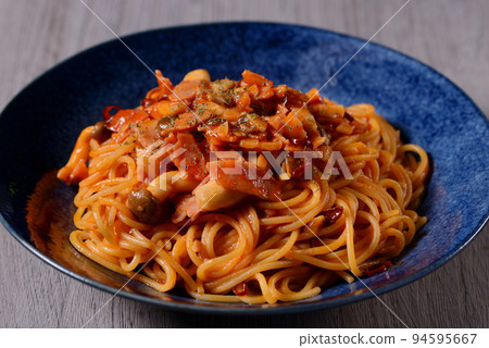 Mushroom and bacon tomato sauce pasta 94595667