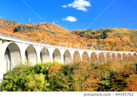 Autumn leaves of Ueda Roman Bridge 94595762