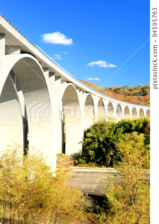 Autumn leaves of Ueda Roman Bridge Autumn leaves of Ueda Roman Bridge 94595763