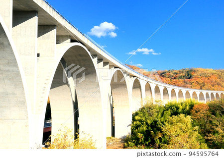 Autumn leaves of Ueda Roman Bridge Autumn leaves of Ueda Roman Bridge 94595764