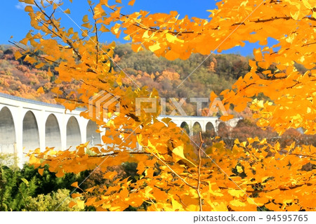 Autumn leaves of Ueda Roman Bridge 94595765