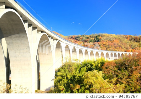 Autumn leaves of Ueda Roman Bridge 94595767