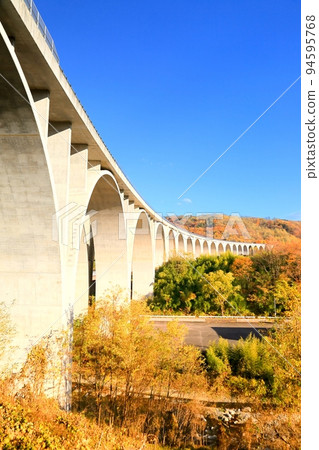 Autumn leaves of Ueda Roman Bridge Autumn leaves of Ueda Roman Bridge 94595768