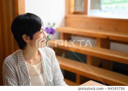 A woman using a computer close-up 94595786