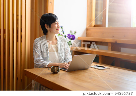 一個扮演個人電腦的女人 一個扮演個人電腦的女人 94595787