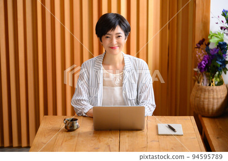 使用電腦的女人鳥瞰圖 94595789