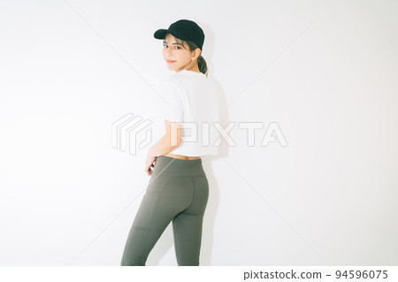 穿著運動服的年輕女子 94596075