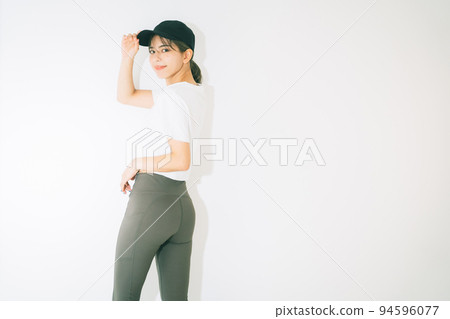 Young woman in sportswear 94596077