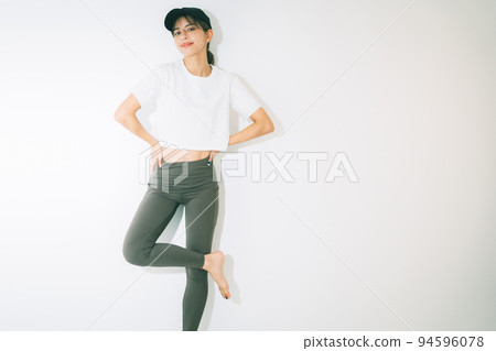 Young woman in sportswear 94596078