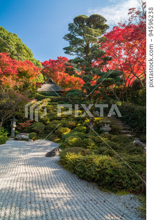 Autumn leaves and dry landscape garden of Konpukuji Temple in Kyoto Autumn leaves and dry landscape garden of Konpukuji Temple in Kyoto 94596238