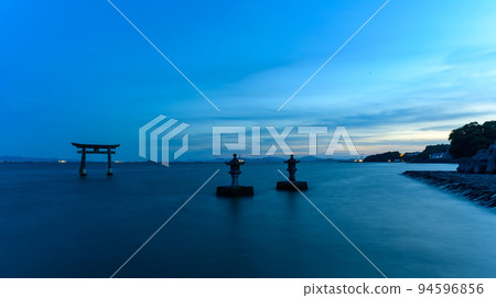 Beautiful and mysterious underwater torii ``Nagaotsurugi Shrine. 94596856