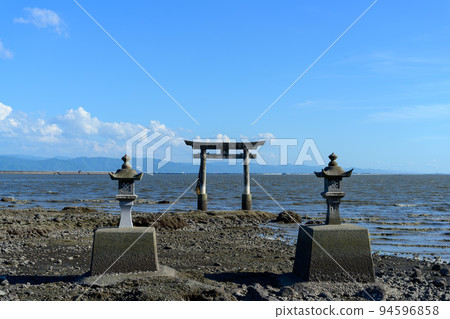 Beautiful and mysterious underwater torii ``Nagaotsurugi Shrine. 94596858