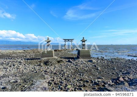 Beautiful and mysterious underwater torii ``Nagaotsurugi Shrine. 94596871