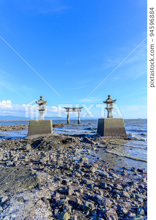 Beautiful and mysterious underwater torii ``Nagaotsurugi Shrine. 94596884