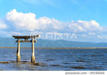 Beautiful and mysterious underwater torii ``Nagaotsurugi Shrine. 94596888