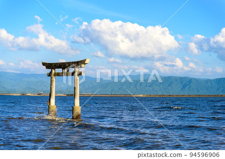 美麗而神秘的水下鳥居“長劍神社。 94596906