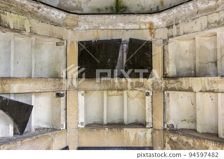 Old damaged burial chamber - columbarium 94597482