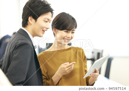 會議 _ 指著平板電腦 1 的女商人 會議 _ 指著平板電腦 1 的女商人 94597514