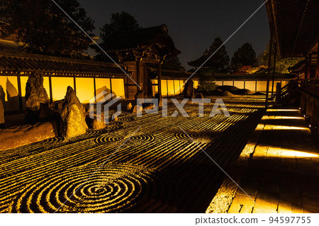 京都東山的秋天 東福寺紅葉燈八莊庭園(南庭) 京都東山的秋天 東福寺紅葉燈八莊庭園(南庭) 94597755