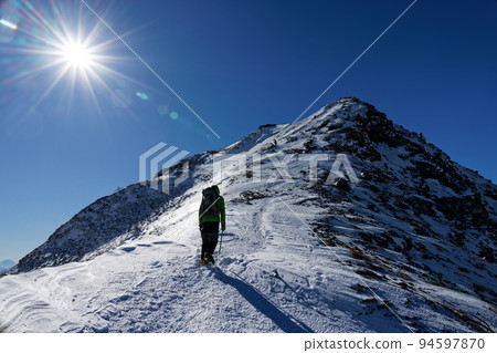 登山者在嚴冬前往赤岳、八嶽山脈的山頂 94597870