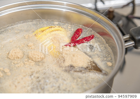 [Boil the bamboo shoots, put the bran and hawk's claws in a pot and boil them so that they do not spill.] 94597909