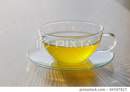 一個人在假期裡用美味的涼茶放鬆時光的形象 94597927