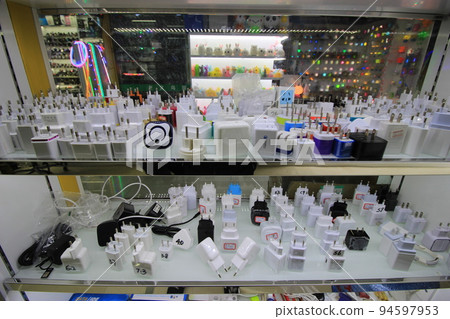 The world-famous ``capital of miscellaneous goods'', sacred place for Chinese purchases, Yiwu International Market, undercover investigation, smartphone accessories, figurines 94597953