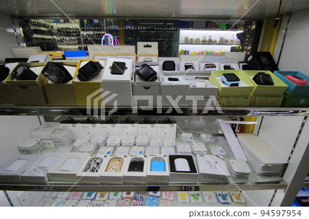 The world-famous ``capital of miscellaneous goods'', sacred place for Chinese purchases, Yiwu International Market, undercover investigation, smartphone accessories, figurines 94597954
