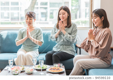 在餐廳吃午飯的日本女性 在餐廳吃午飯的日本女性 94599110