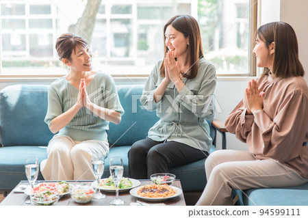 Japanese women who came to lunch at a restaurant 94599111