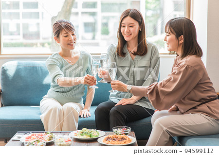 Japanese women drinking champagne at lunch 94599112
