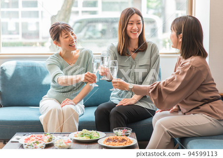 Japanese women drinking champagne at lunch 94599113