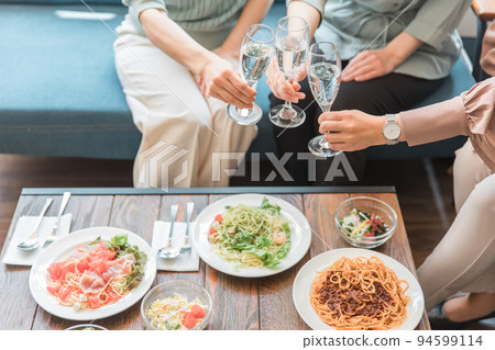 Japanese women drinking champagne at lunch 94599114