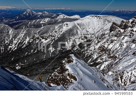 Climbers going along the Yatsugatake mountain range/Akadake ridgeline and the mountains of Mt. Iodake and Kita Yatsugatake 94599583
