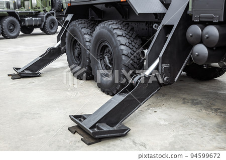 Hydraulic supports for heavy construction crane Hydraulic supports for heavy construction crane 94599672