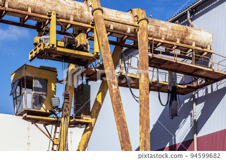 the old and rusty overhead crane was used in industry, construction industry the old and rusty overhead crane was used in industry, construction industry 94599682